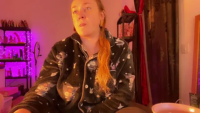 kisicaxx online show from November 24, 6:32 pm