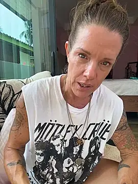 mommyselenafit  online show from April 11, 6:30 am