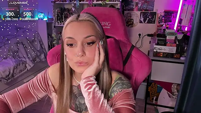 ChloeKohaku online show from October 31, 11:25 am