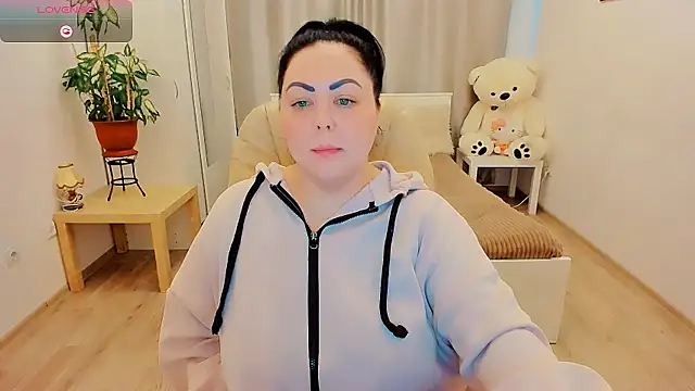 Nina Hopper online show from April 3, 2:15 pm