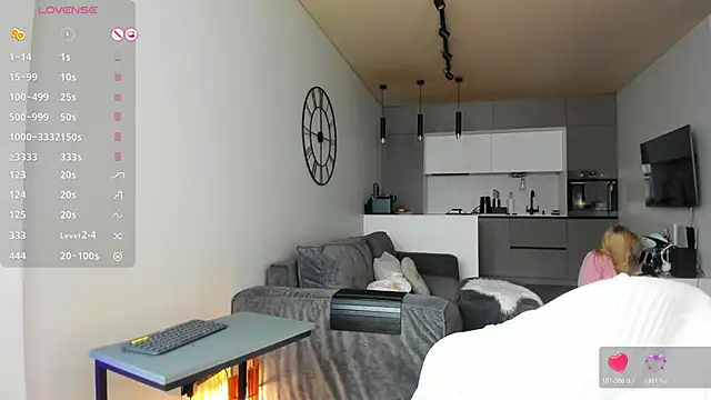 Juicy Bella online show from April 22, 9:17 am