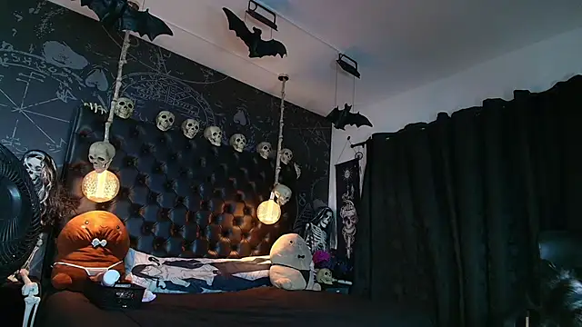 AlexHoe  online show from April 21, 6:37 pm