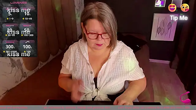 Snapshot of Shannonshine chatting on October 11, 5:34 am Shannonshine online show from October 11, 5:34 am