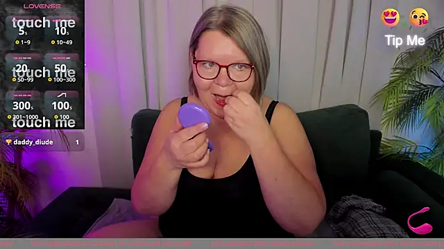 Snapshot of Shannonshine chatting on October 6, 1:39 pm Shannonshine online show from October 6, 1:39 pm