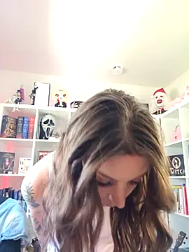 LilyOrion online show from April 21, 7:32 pm