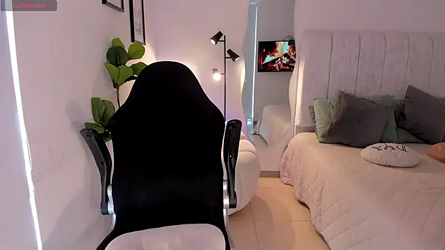 AmyWood online show from April 21, 8:27 pm