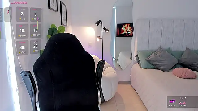 AmyWood online show from April 27, 7:55 pm