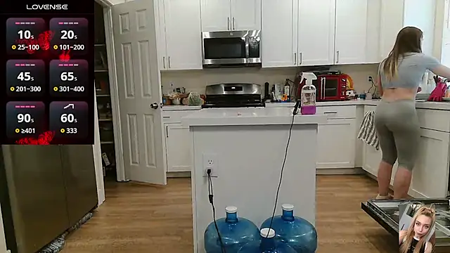 Blondiewithanass online show from April 18, 7:07 pm