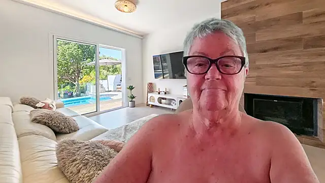 GrannyChrissy68 online show from April 22, 2:47 pm