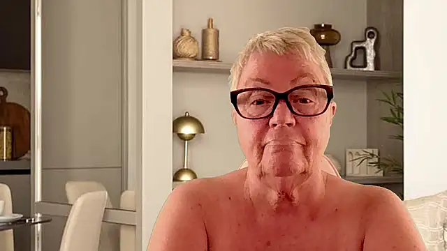 GrannyChrissy68 online show from April 9, 2:11 pm