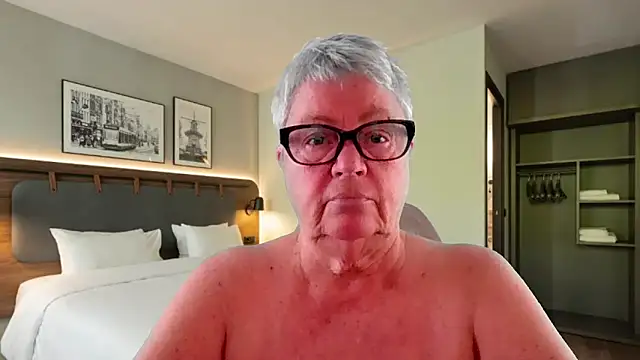 GrannyChrissy68 online show from April 19, 9:17 pm