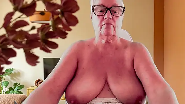 GrannyChrissy68 online show from February 6, 11:08 pm