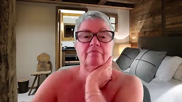GrannyChrissy68 online show from April 20, 9:18 pm