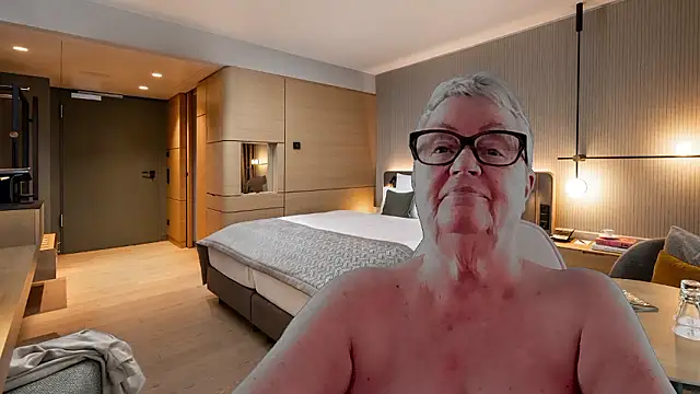 GrannyChrissy68 online show from January 11, 11:43 pm