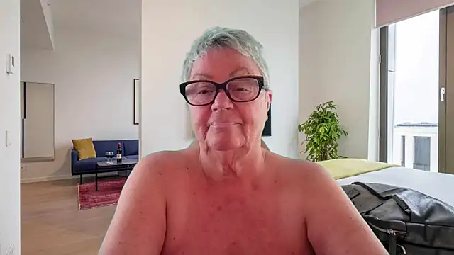 GrannyChrissy68 online show from April 21, 12:34 pm