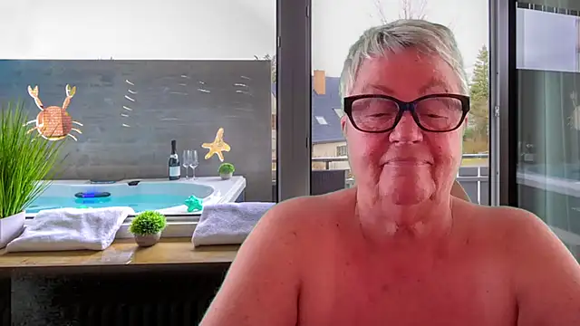 GrannyChrissy68 online show from April 24, 2:20 pm