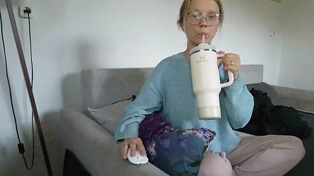 little-leni online show from April 28, 7:01 am