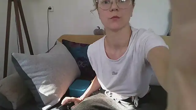 Snapshot of little-leni chatting on October 23, 9:48 am little-leni online show from October 23, 9:48 am