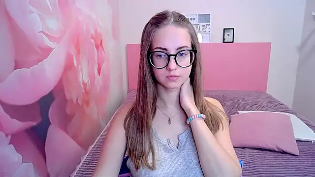 Snapshot of AliceAdams chatting on December 2, 9:32 am AliceAdams online show from December 2, 9:32 am