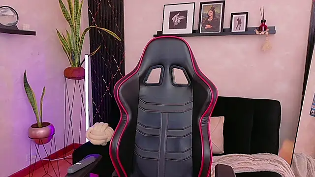 EmmyEvans1 online show from April 21, 7:32 pm