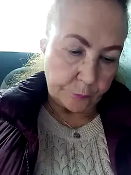 Snapshot of Hottie-Mom chatting on September 19, 10:36 am Hottie-Mom online show from September 19, 10:36 am
