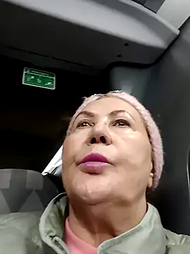 Snapshot of Hottie-Mom chatting on October 3, 1:05 pm Hottie-Mom online show from October 3, 1:05 pm