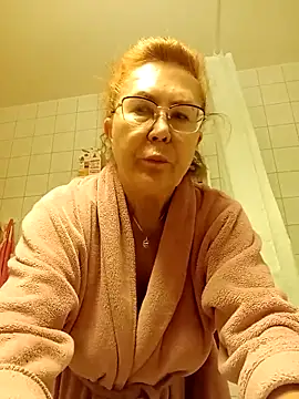 Snapshot of Hottie-Mom chatting on October 12, 8:06 am Hottie-Mom online show from October 12, 8:06 am