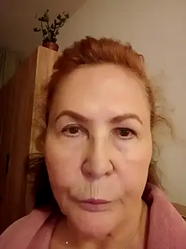Snapshot of Hottie-Mom chatting on October 8, 9:41 pm Hottie-Mom online show from October 8, 9:41 pm