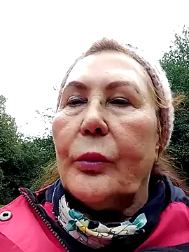 Snapshot of Hottie-Mom chatting on October 6, 2:23 pm Hottie-Mom online show from October 6, 2:23 pm