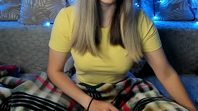 MaggieCake online show from November 1, 4:49 am