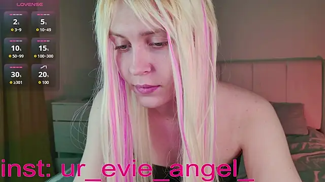 Evelyn rabbit online show from March 19, 3:05 pm