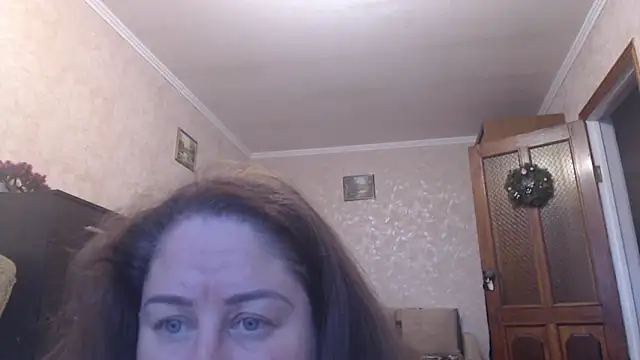 Amy August online show from April 25, 4:04 pm