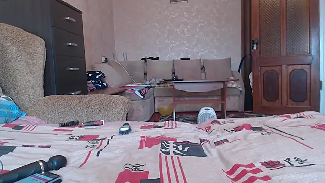 Amy August online show from November 18, 10:05 am