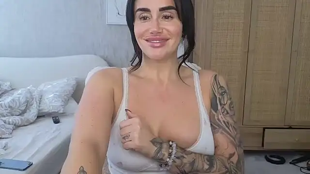 Snapshot of LibbyLoveHeartx chatting on October 22, 12:43 pm LibbyLoveHeartx online show from October 22, 12:43 pm