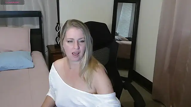 Snapshot of HollieBim chatting on September 16, 2:03 pm HollieBim online show from September 16, 2:03 pm