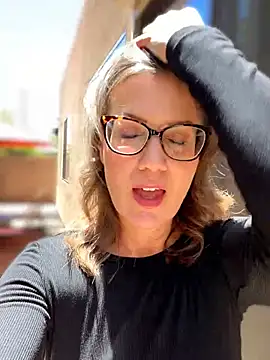 MaiseKnox online show from April 24, 7:05 pm