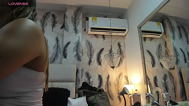 Snapshot of Vivi_prinncess chatting on October 14, 10:56 pm Vivi prinncess online show from October 14, 10:56 pm