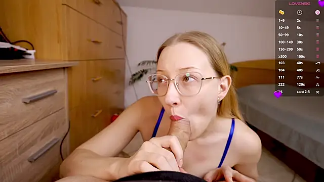 foxeslovefoxes online show from April 20, 1:14 pm