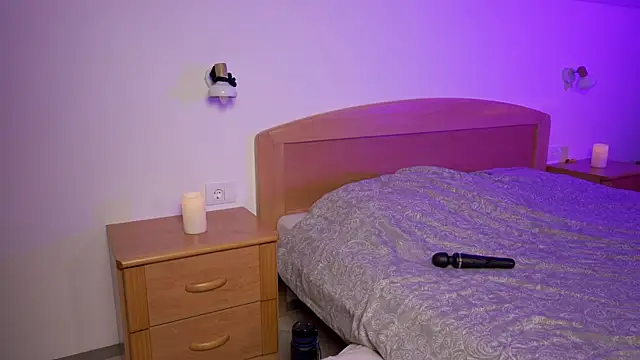 foxeslovefoxes online show from November 16, 2:50 pm