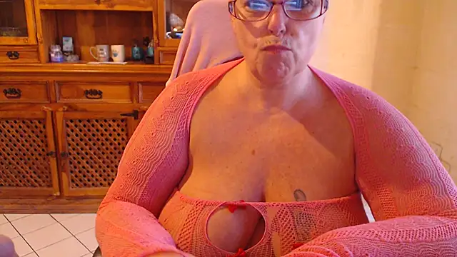 Snapshot of MISS_LINDAH chatting on October 2, 5:45 am MISS LINDAH online show from October 2, 5:45 am