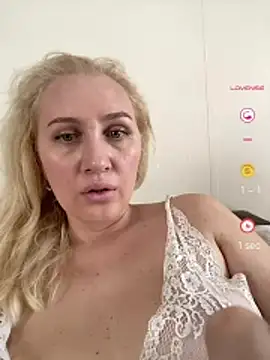 YourBlondee online show from June 18, 10:20 am