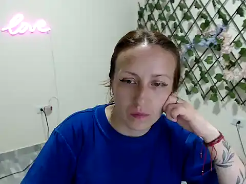 kittykalor09 online show from April 25, 1:19 am