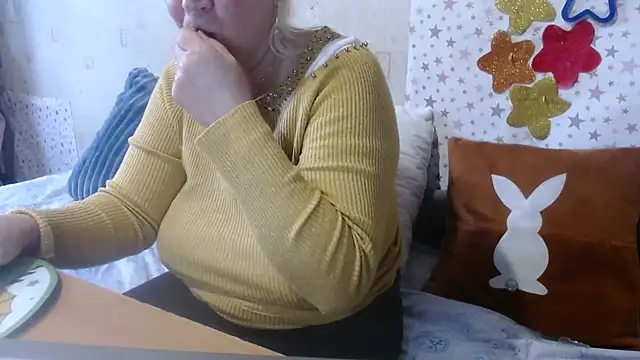 Snapshot of QueenLana chatting on October 15, 12:08 pm QueenLana online show from October 15, 12:08 pm