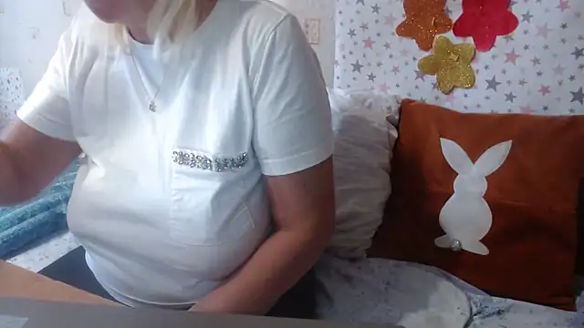 Snapshot of QueenLana chatting on October 13, 11:02 am QueenLana online show from October 13, 11:02 am