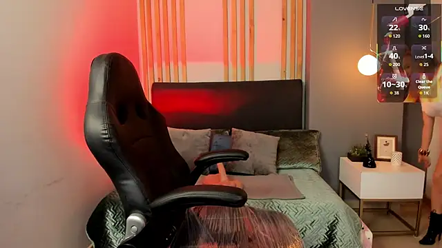 Holly madison  online show from February 6, 1:47 pm