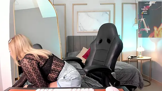 Holly madison  online show from February 25, 1:53 pm