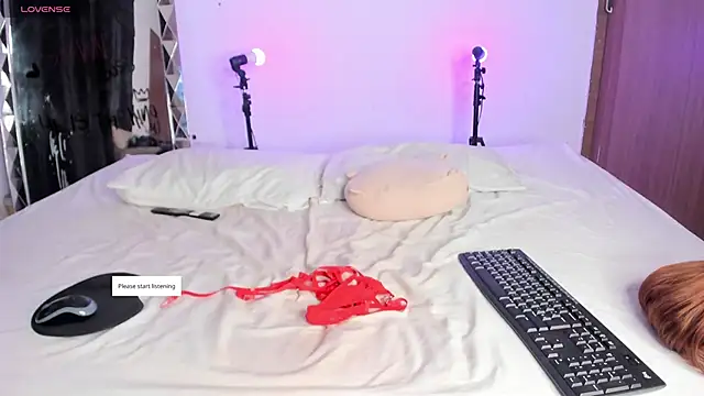 LauryHills online show from February 3, 5:50 pm