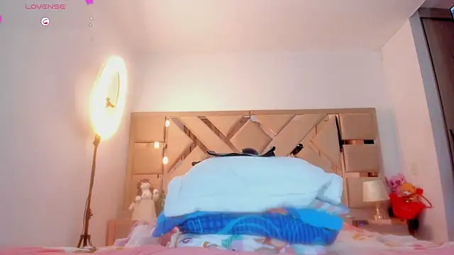 ashelydainii online show from April 22, 2:52 am