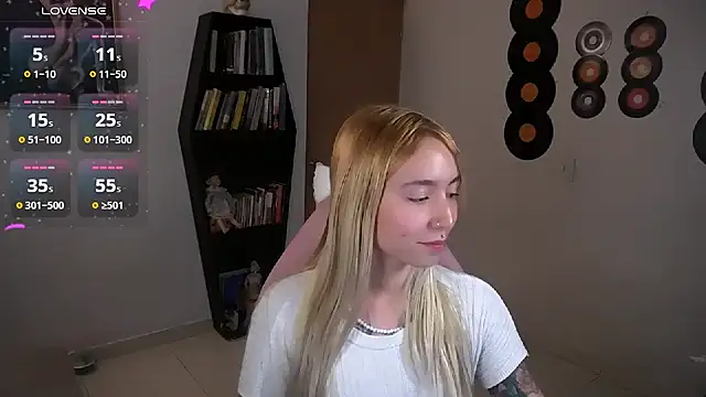 Snapshot of Saucy_Jenn chatting on September 18, 2:54 am Saucy Jenn online show from September 18, 2:54 am