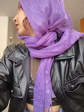  Laary online show from April 23, 8:00 pm